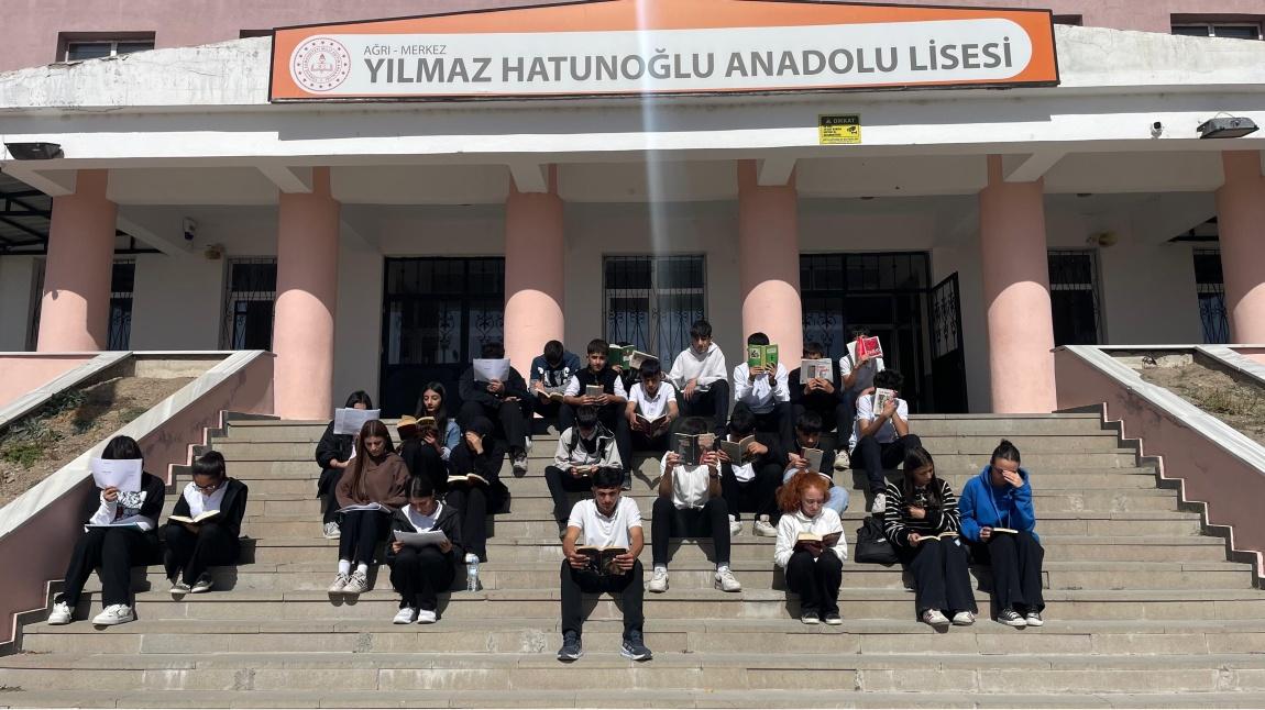 Açık Havada Kitap Zamanı: Öğrencilerle Okuma Etkinliği